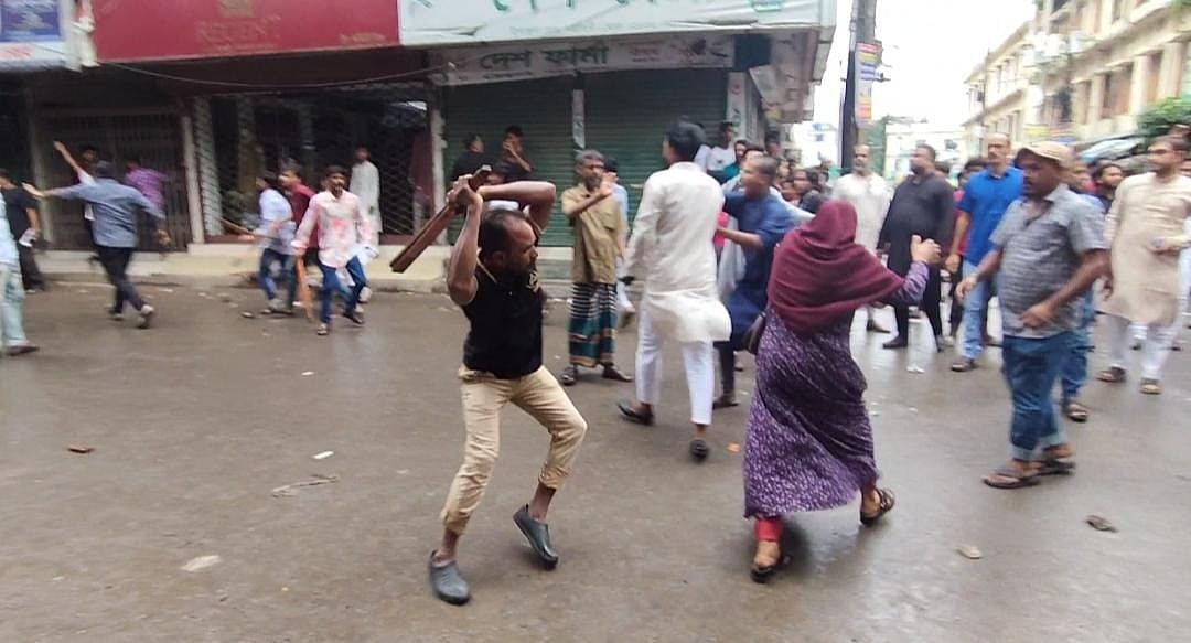 গণমিছিলে অংশ নেওয়া এক নারী শিক্ষার্থীকে লাঠি হাতে পেটাচ্ছেন ক্ষমতাসীন দলের এক কর্মী। শুক্রবার বিকেলে নরসিংদী শহরের উপজেলা মোড় এলাকায়